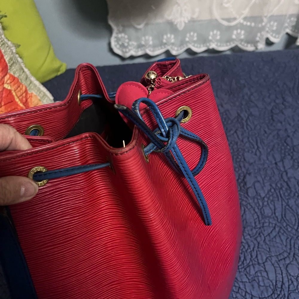 Louis Vuitton EPI Noe Red and Toledo Blue Bucket Bag - Picture 11 of 14